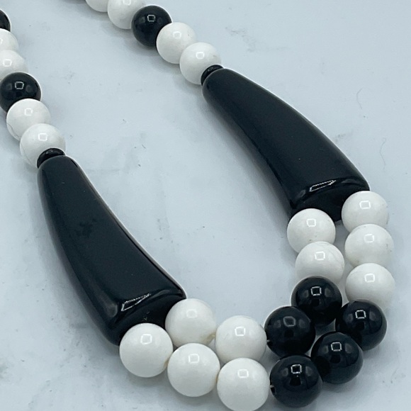 ”RETRO 80’s VINTAGE CHOKER STYLE BLACK AND WHITE NECKLACE” Costume Jewelry. - Picture 3 of 7